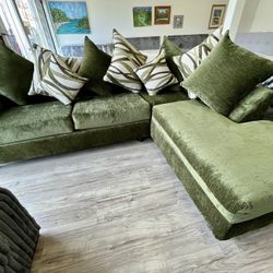 🛋️ Beautiful Green Sectional Sofa – Modern & Comfortable - $0 Down, Flexible Payments Available 