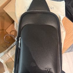 LOUIS VUITTON Avenue Slingbag