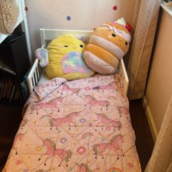 Toddler bed - No Mattress 