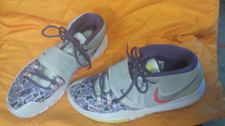 Woman's Kyrie Shoes 10.5