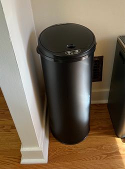 Trash can with automatic lid