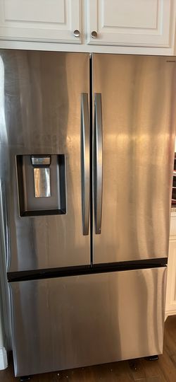 Samsung French Door Fridge 31 cu. ft. with Water Filter & Ice Dispenser - Like new, under warranty.