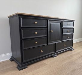 ✨ Gorgeous XL Black Dresser ✨