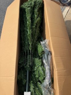 New National Tree Co. 10ft Unlit Tree With Stand. 5090 Branch Tips.
