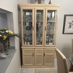 Elegant China Cabinet / Hutch - Perfect for Display and Storage