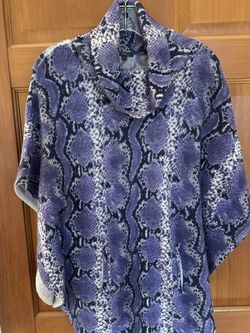 Cashmere Amici sleeved poncho shawl