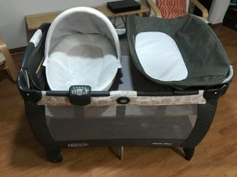 Graco pack n play with hotsell newborn napper and changing table