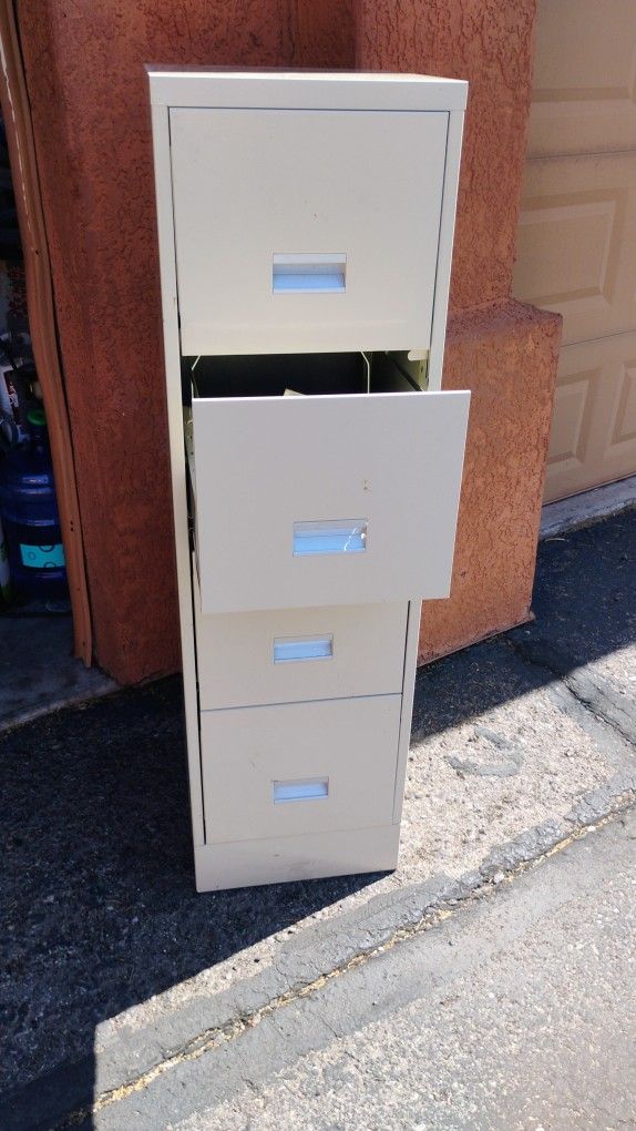 4 Drawer Metal Filing Cabinet Excellent condition See Video /Photos Description $35 FCFS