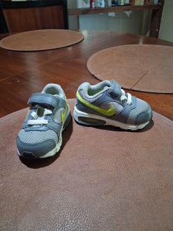 Toddler shoe Nike Air max size 4c in good condition