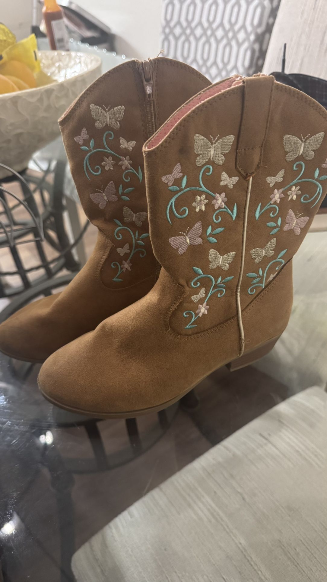 Magellan Outdoors Girls Size 3 boots