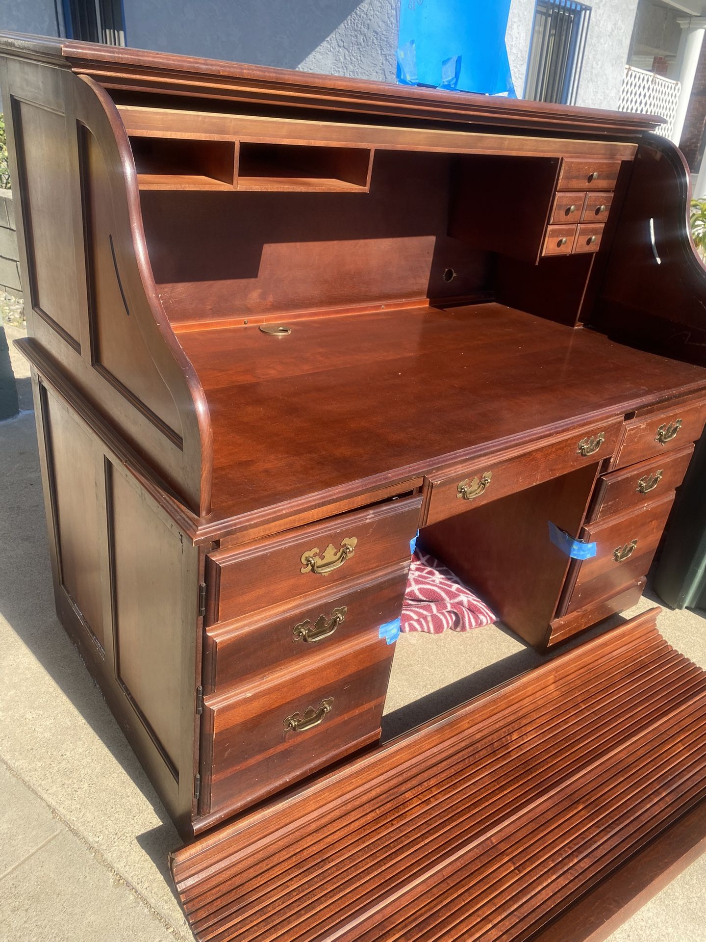 ***FREE*** Desk With Rolltop