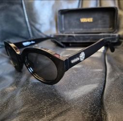 Vintage Deadstock Women's Versus/Versace Sunglasses With https://offerup.com/redirect/?o=Q2FzZS5Jbg== Very Good Condition