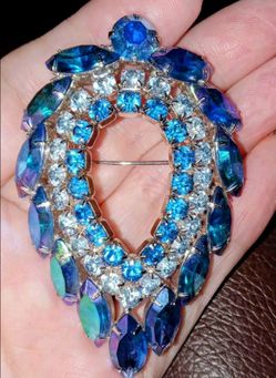 Antique Sarah Covington brooch from the 1970's