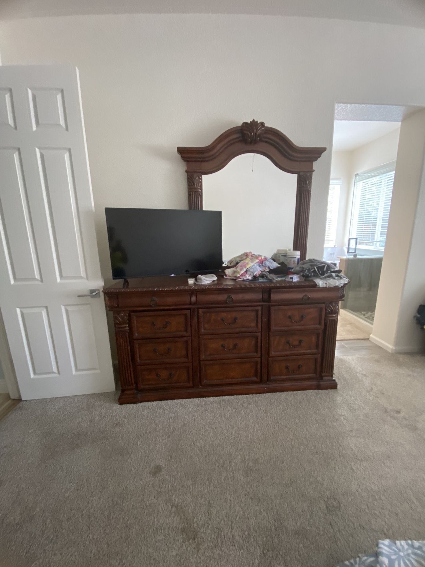 Dresser With Mirror