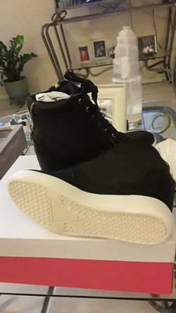 HEEL SHOES, LIKE TENNIS SHOES