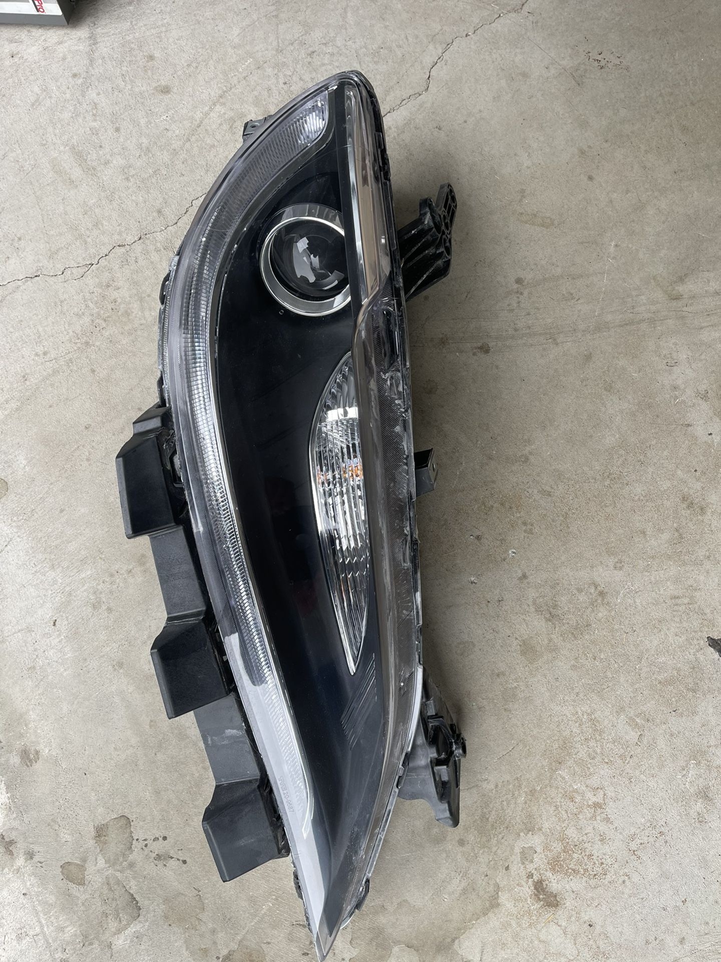 2015-2017 Chrysler 200 Headlight Passenger Side -(RH)