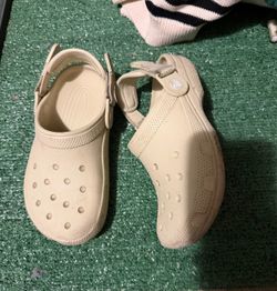Women’s crocs size 6