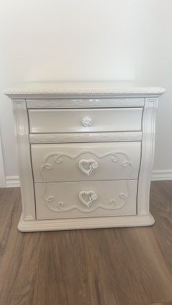 Elegant White Bedroom Nightstand - Decorative & Functional