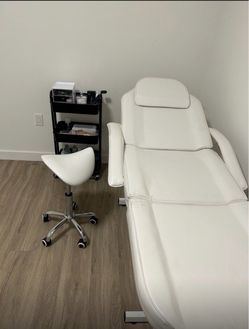 White Esthetician Bed / Facial Chair