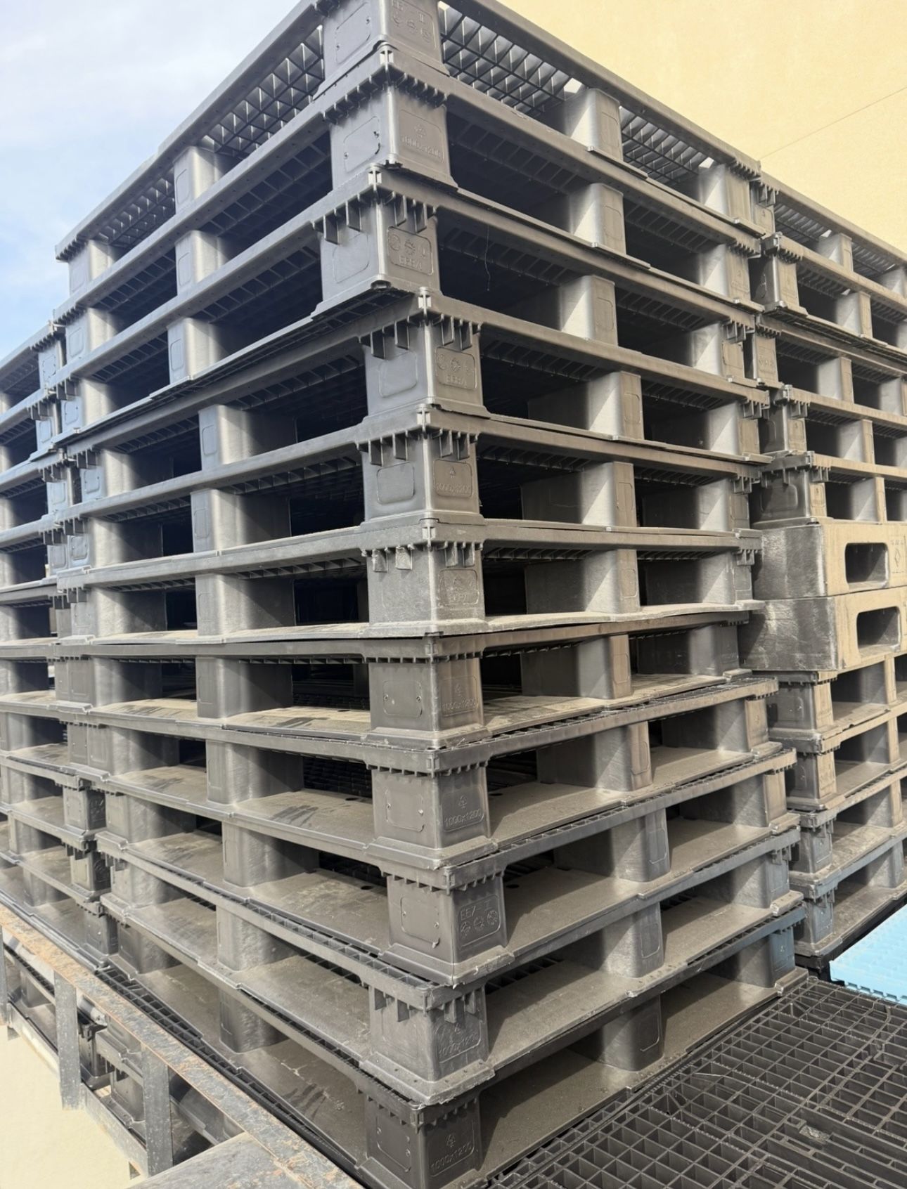 Beefy Type Heavy Duty Plastic Pallets 40x48 6 Inch Thick $16 Ea.