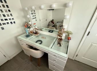 Makeup vanity