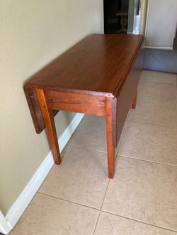 Gate leg table