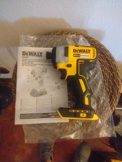 DeWalt v max taladro de impacto medida 1/4 nuevo vendo solo la herramienta el precio es firme