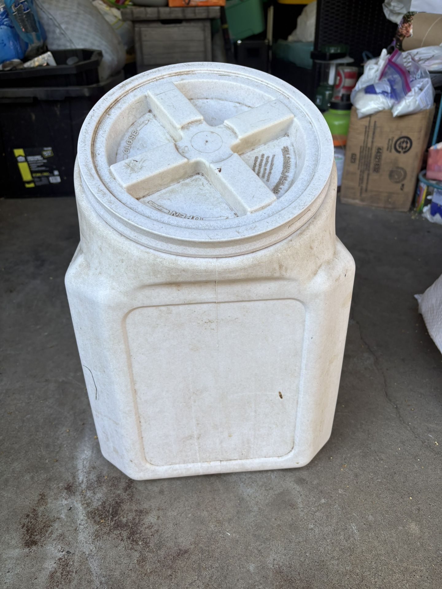Dog food/cat food storage container