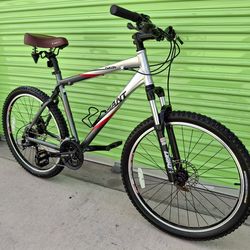 GIANT MOUNTAIN BIKE 21 SPEEDS TIRE 26 SIZE L