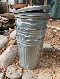 Lot of three 31-gallon Behrens galvanized steel trash cans (cubos de basura) with lids