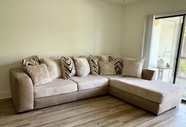 Beautiful Modern Sectional Sofa – Excellent Condition