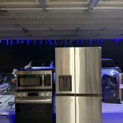 LG Refrigerador, GE microwave and LG 5 burners electric range 