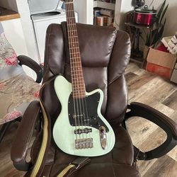 Ibáñez short-neck, 5-string bass guitar