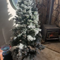 6ft Frosted Christmas Tree