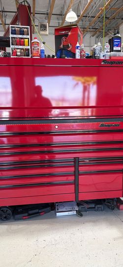 Pretty much new condition 68 inch epic series Snap On box with Hutch