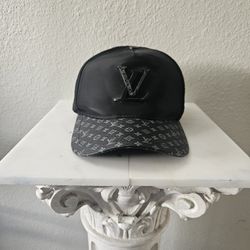 LOUIS VUITTON  BLACK  MONOGRAM  L V   BASEBALL CAP  ADJUSTABLE BACK