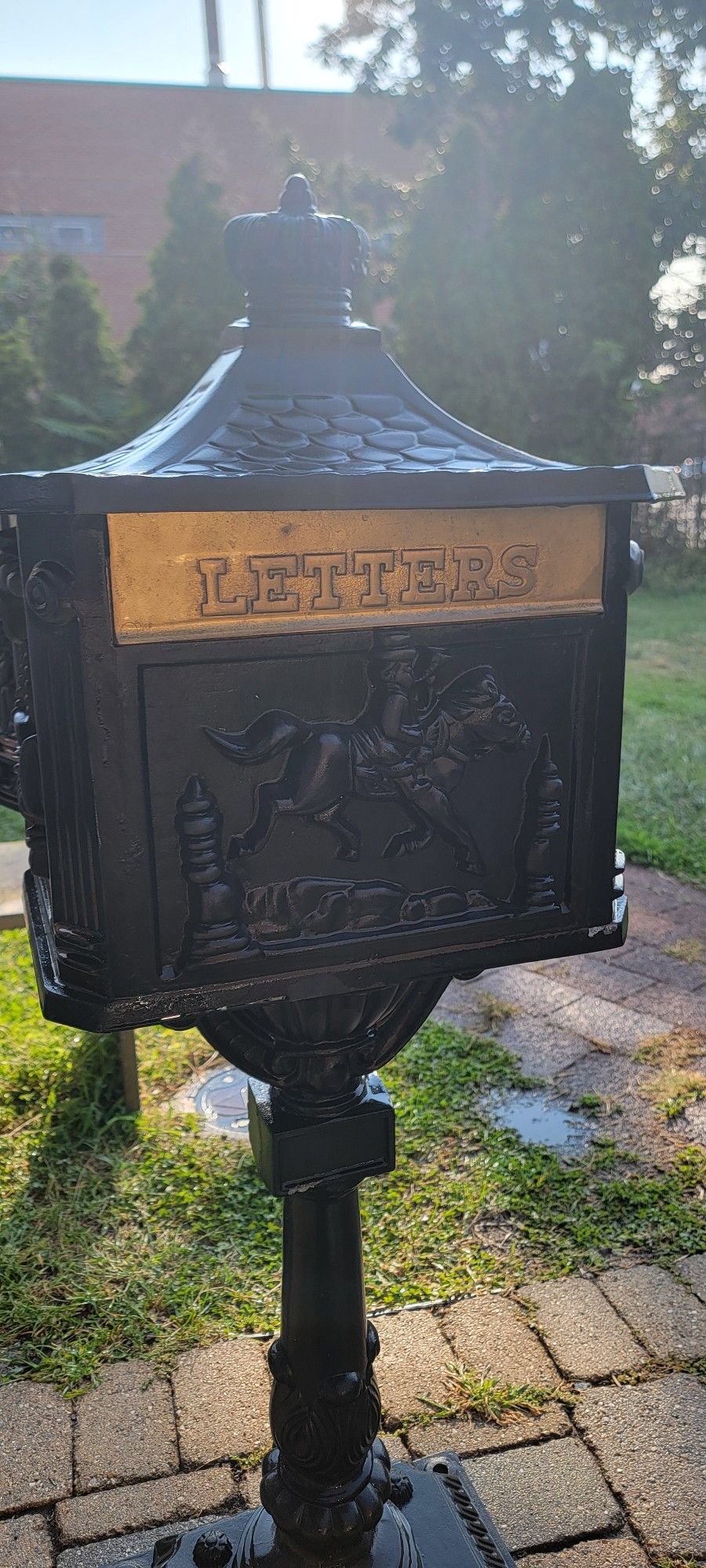 Amco Cast Iron Pedestal Mailbox With Key