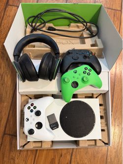 XBox Series S + 1TB memory + 3 controllers + headset