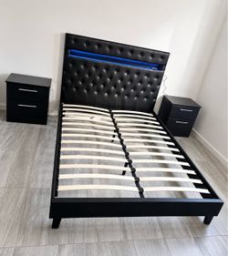 Bed and 2 nightstands - Cama y 2 mesitas de noches