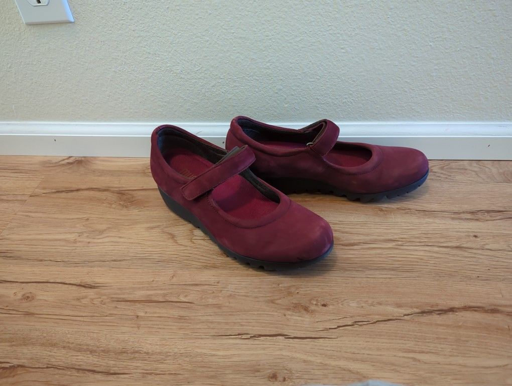 Munro Mary Jane Wedge Size 9