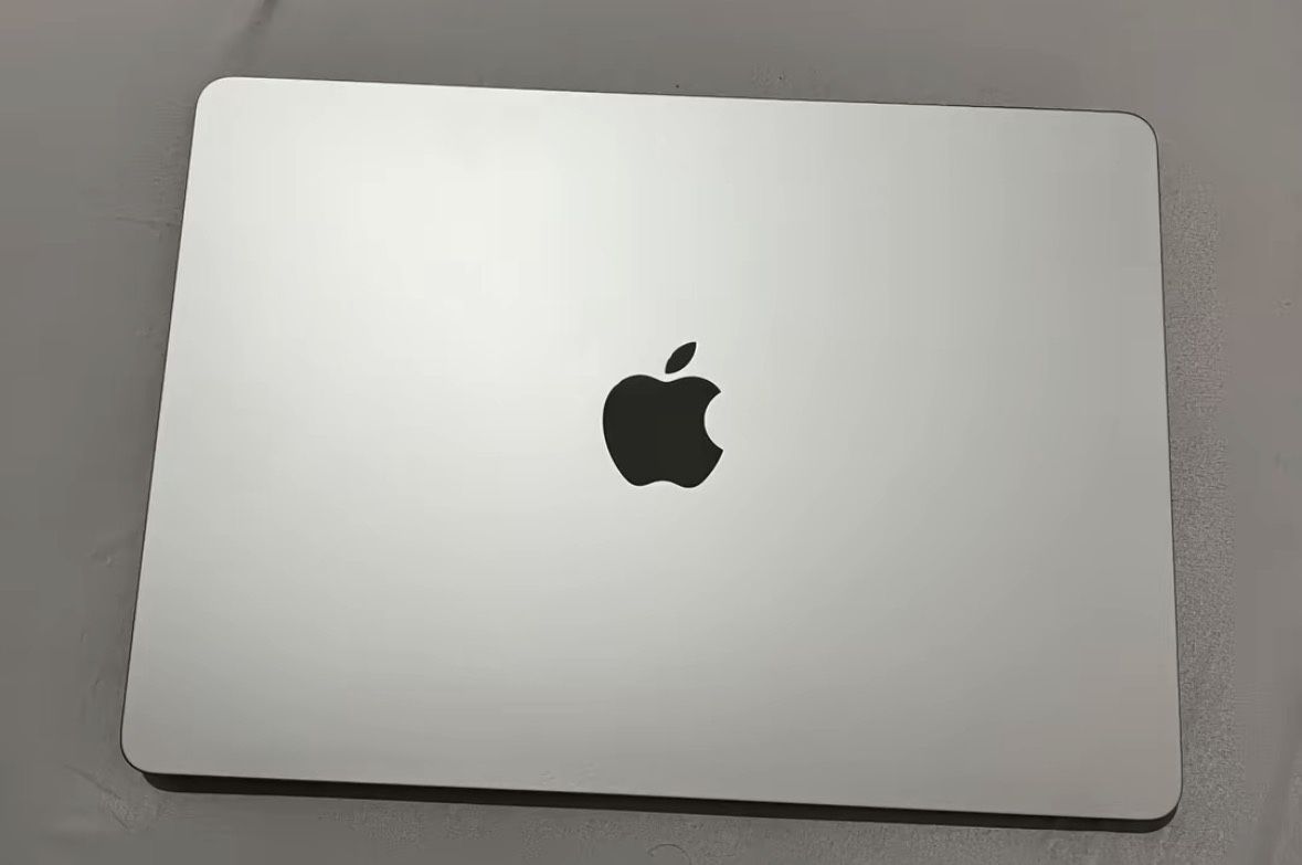 selling my Macbook Air m2 13inch