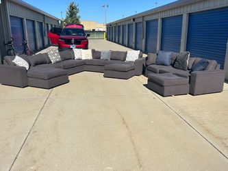 DELIVERY AVAILABLE 🚚🚛🚚 Huge 11 piece modular sectional w ottomans