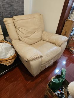 Rotating reclining leather chair in great condition