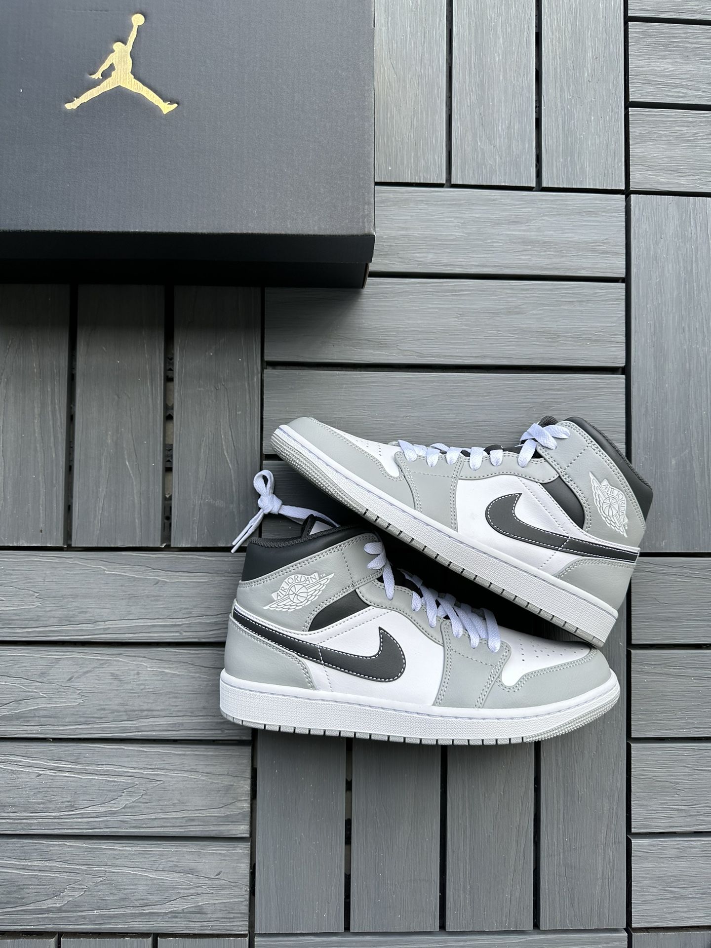 JORDAN 1 LIGHT SMOKE GRAY SIZE 10 Air Jordan 1 Mid Light Smoke Grey | 554724-092 | Laced main image 3