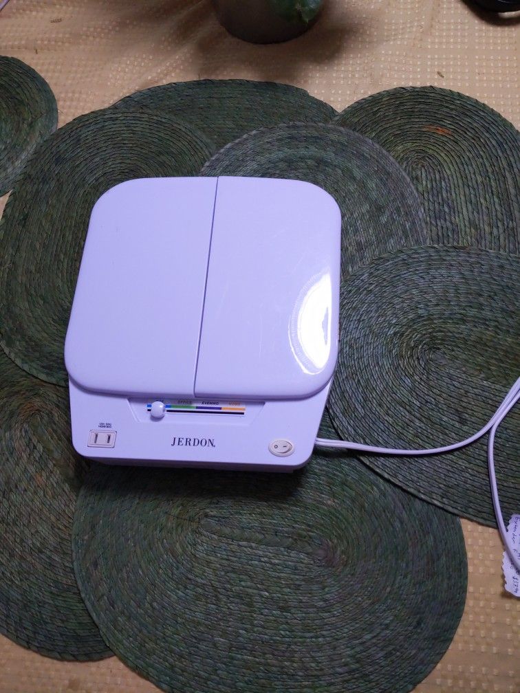 JERDON Modern Tri-Fold Makeup Mirror with Lights - Vanity Mirror with 5X Magnification & Multiple Light Settings - White Base - Model JGL10W