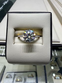 Round Solitaire Engagement Ring with Side Stones