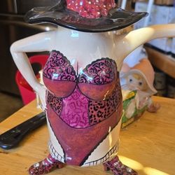 Vintage early 2000s whimsical Ceramic Swak Flossie Bird On large brimmed hat with sweet Gertie in an apron Tea pot. Artist Lynda Corneille.