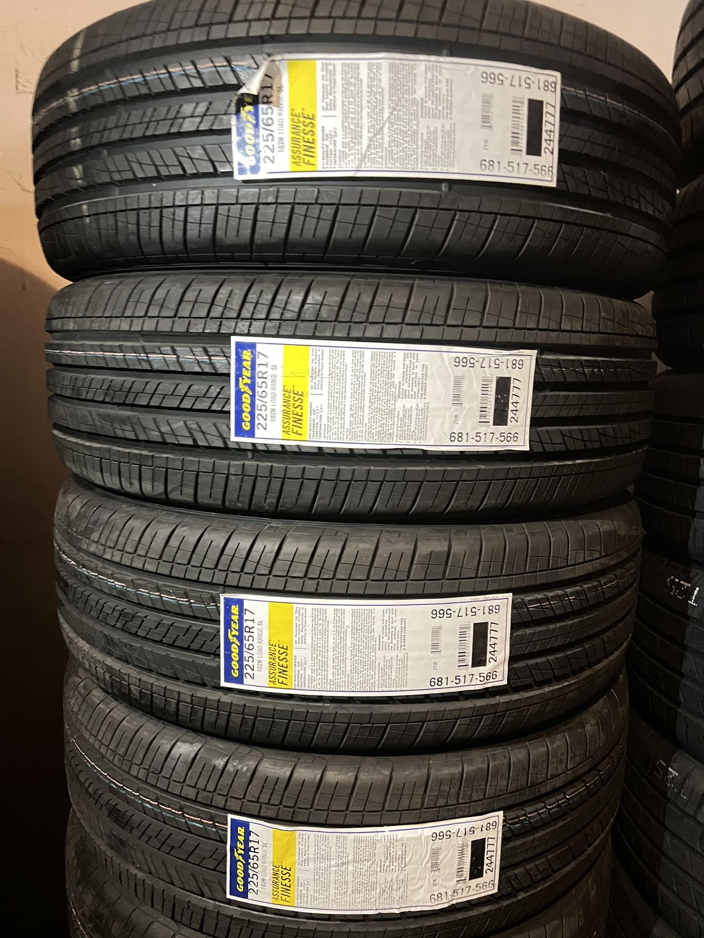 New Tires 225/65/17  Set Of 4 Goodyear Installed And Balanced Set De 4 Llantas Nuevas Instaladas Y Balanceadas 