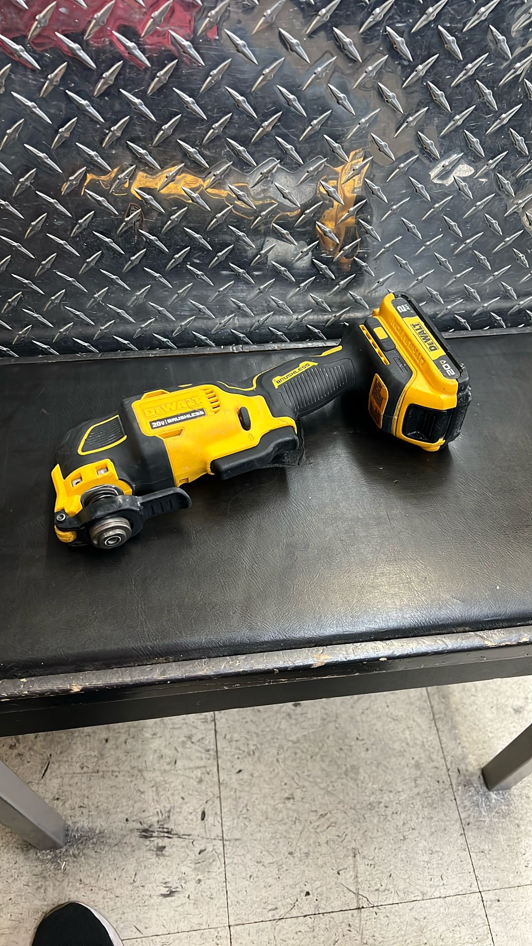 Dewalt DCS354 20v Cordless Atomic Oscillating Multitool