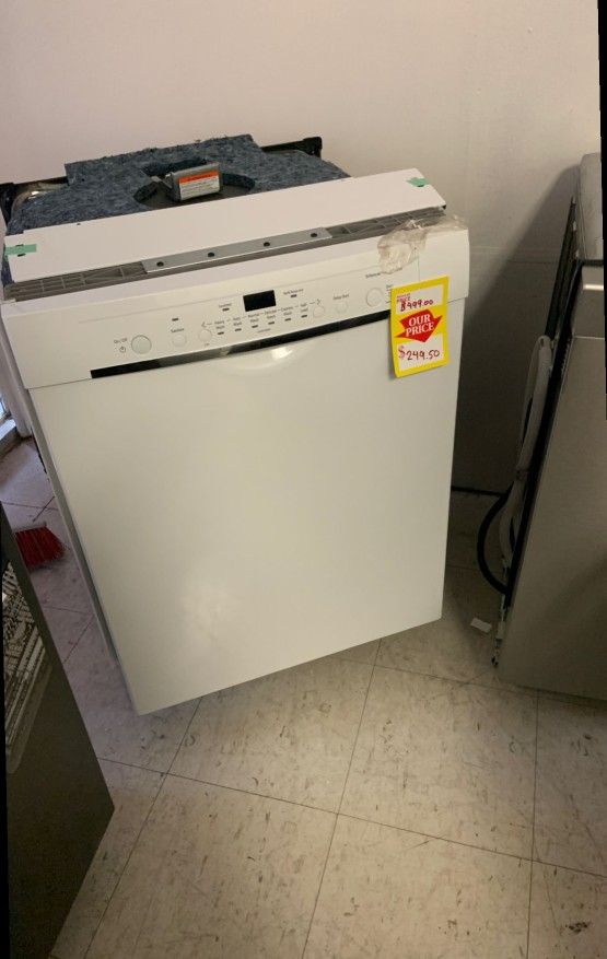 BRAND BEW BOSCH DISHWASHER Liquidation sale today ACT FAST SHE3AR72UC ️ LBB